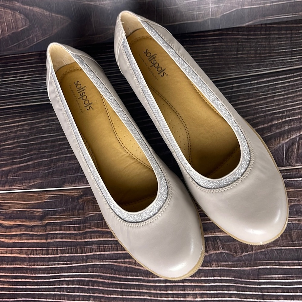 Softspots cream/bone color with metallic detail low wedge heel size 11 m